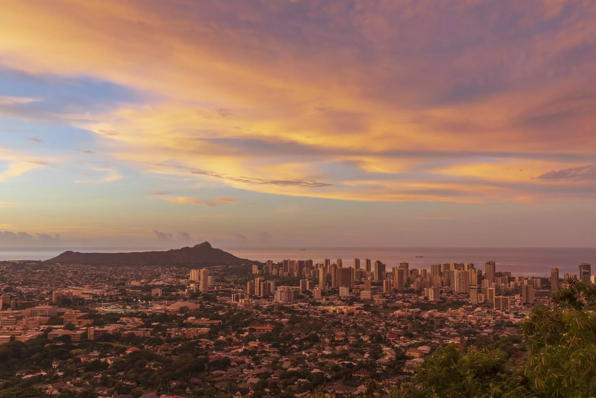 USA, Hawaii, Oahu, Puu Ualakaa State Park, View from Tantalus Lookout to Honolulu and Diamond Head at sunrise