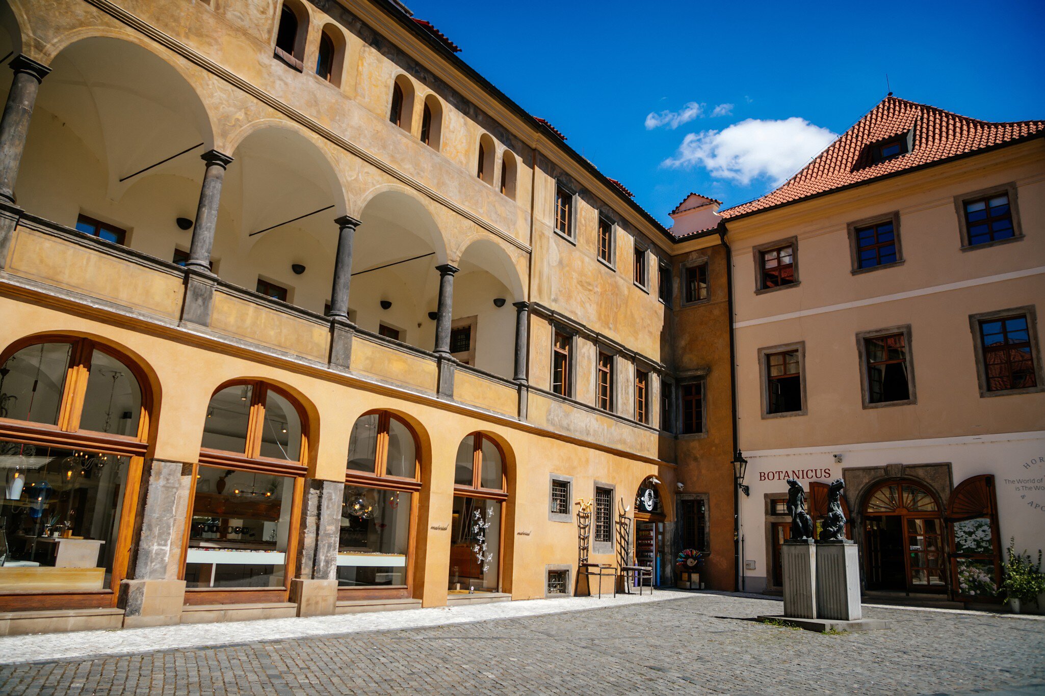 Tyn Yard (Tynský dvur), renaissance Granovský palace with its arcaded loggia, Ungelt, Old Town, Prague, Czech Republic.