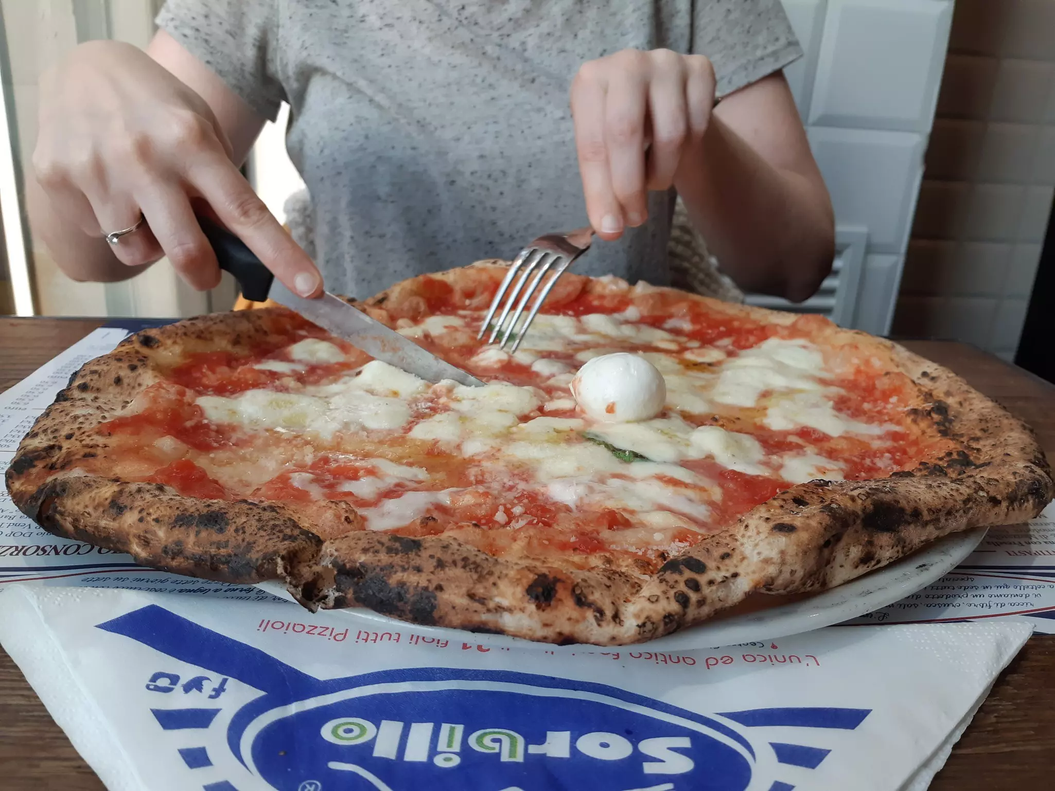 Tuck into Naples' perfect wood-fired pizza at Gino Sorbillo © Alexandra Bruzzese / Lonely Planet