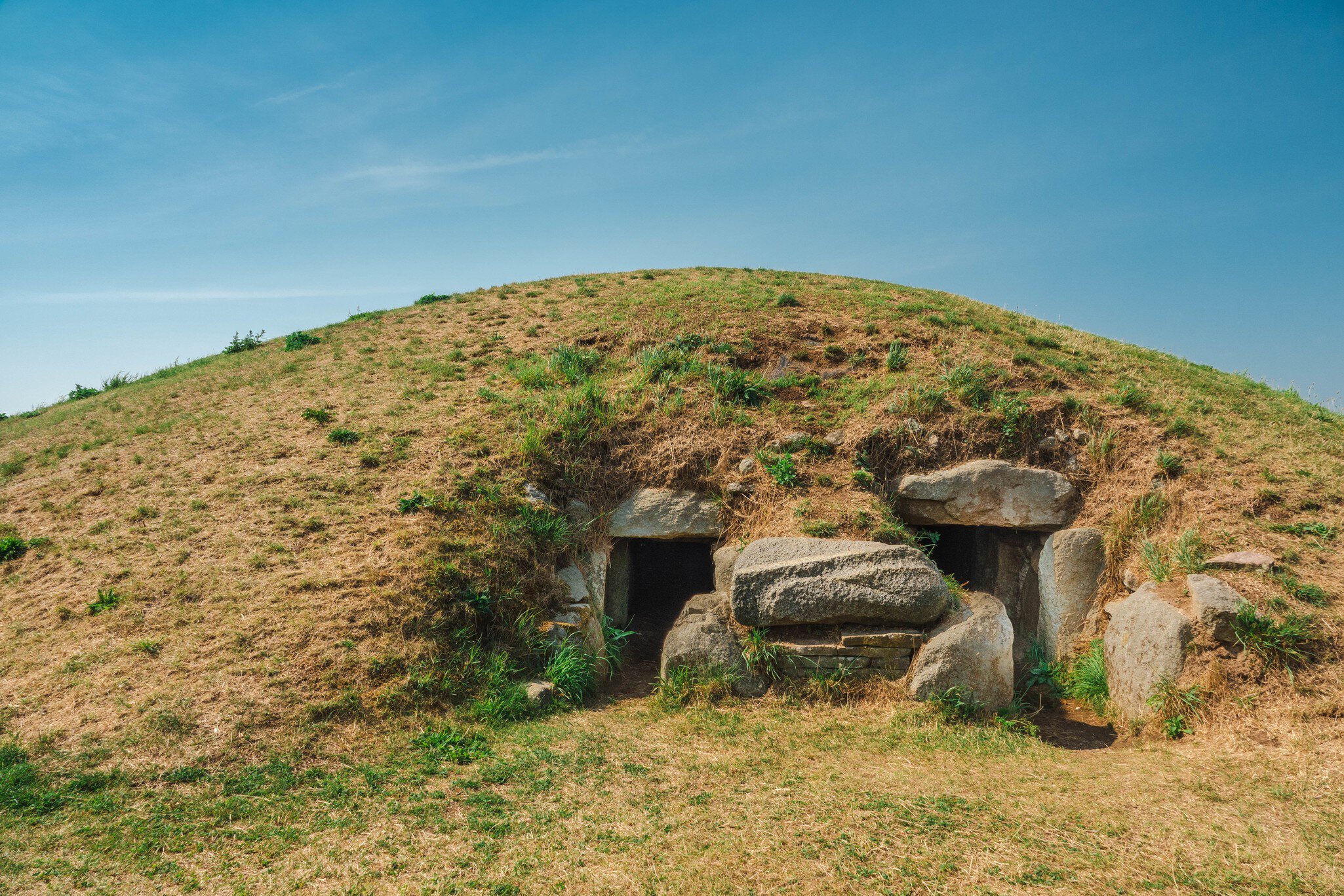 The double entrance to Klekkende Høj.