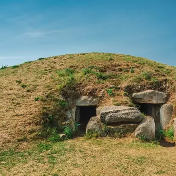 The double entrance to Klekkende Høj.