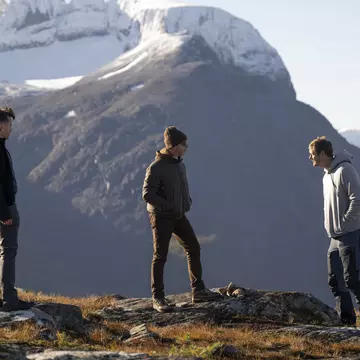 Jeremy Strong, Sarah Snook, Kieran Caulkin, Mathew McFadyen, Nicholas Braun, Alexander Skaarsgard
HBO Succession S4  09.20.22  NORWAY  sc- 405-45.  ext ridge - Roman tells Matsson to fuck off   Kriti Fitts - Publicist kristi.fitts@warnermedia.com   Succession S4 | Sourdough Productions, LLC Kaufmann Astoria Studios 34-12 36th St 3rd flr Astoria NY 11106Office: 718-706-5850