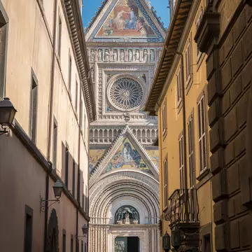 View of the 14th-century Roman catholic Cattedrale di Santa Maria Assunta, a masterpiece of Italian Gothic art in Orvieto.