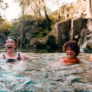 Cold plunging benefits include a dopamine rush, improved energy levels and laughter © SolStock / Getty Images