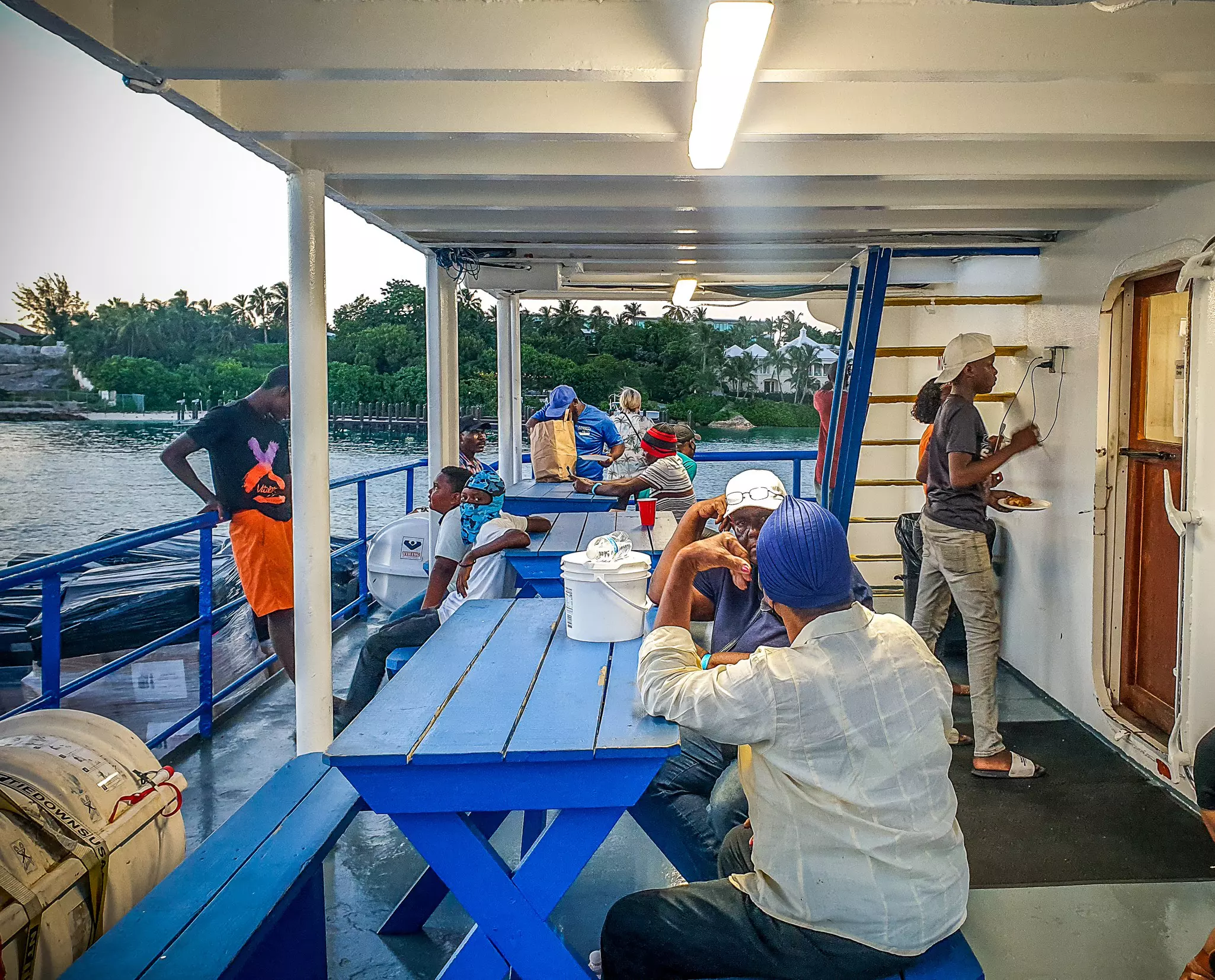 Sitting on one of the M/V Bahamas Daybreak’s outdoor decks let me interact with my fellow passengers © Juan Martinez