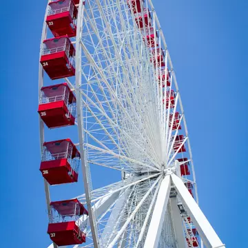 White and red ferris wheel over blue sky at navy pier, Chicago, License Type: media, Download Time: 2024-08-18T07:15:20.000Z, User: claramonitto, Editorial: false, purchase_order: 56530, job: Global Publishing-WIP, client: Chicago 11, other: Clara Monitto