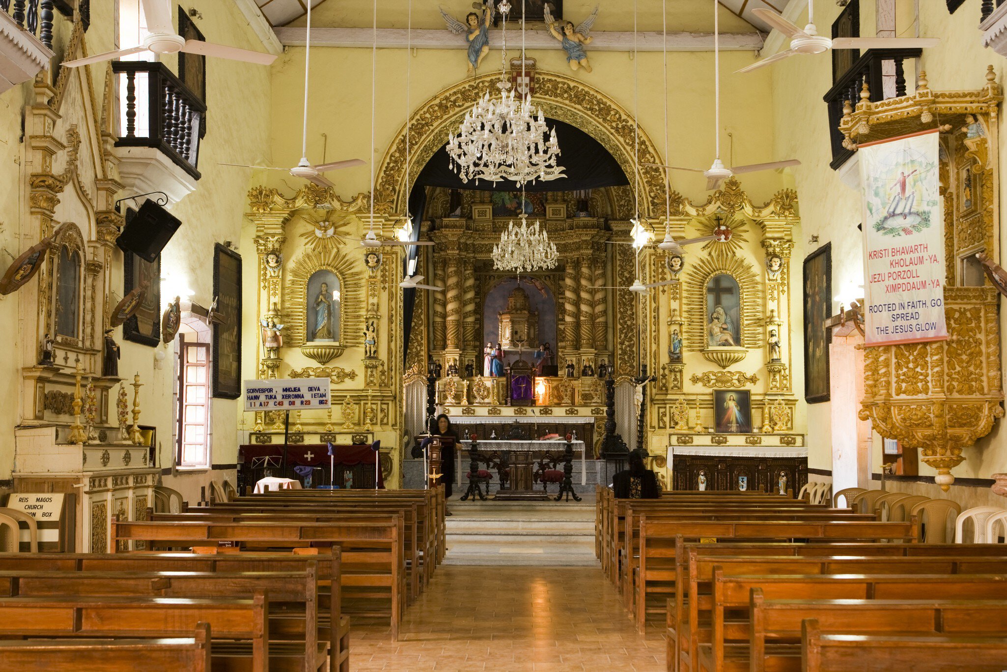 Interior of Reis Magos Church.