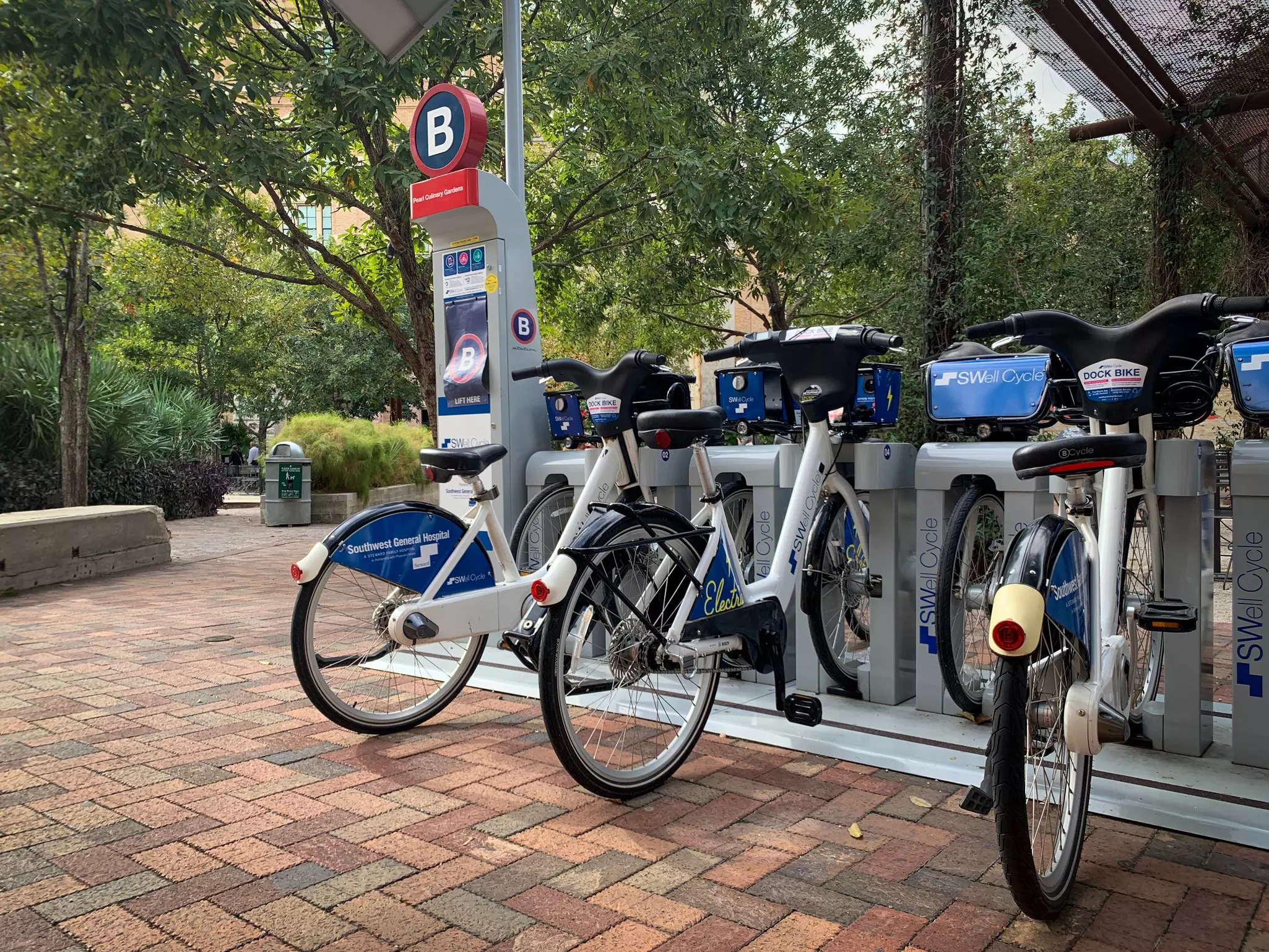 San Antonio features almost a 150 miles of bike lanes throughout the city © Shutterstock / Lorenza Ochoa