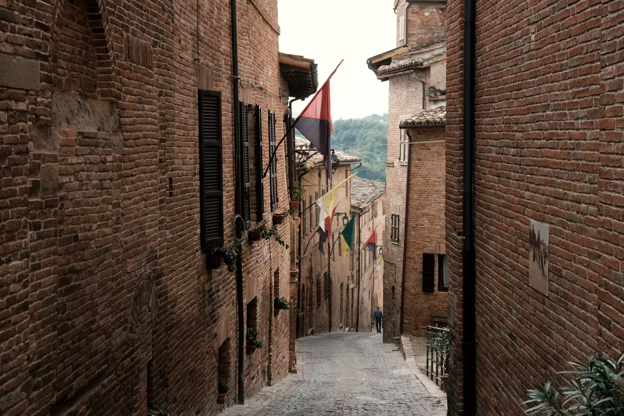 The twisting streets of the hilltop village of Sarnano © Joe Bindloss
