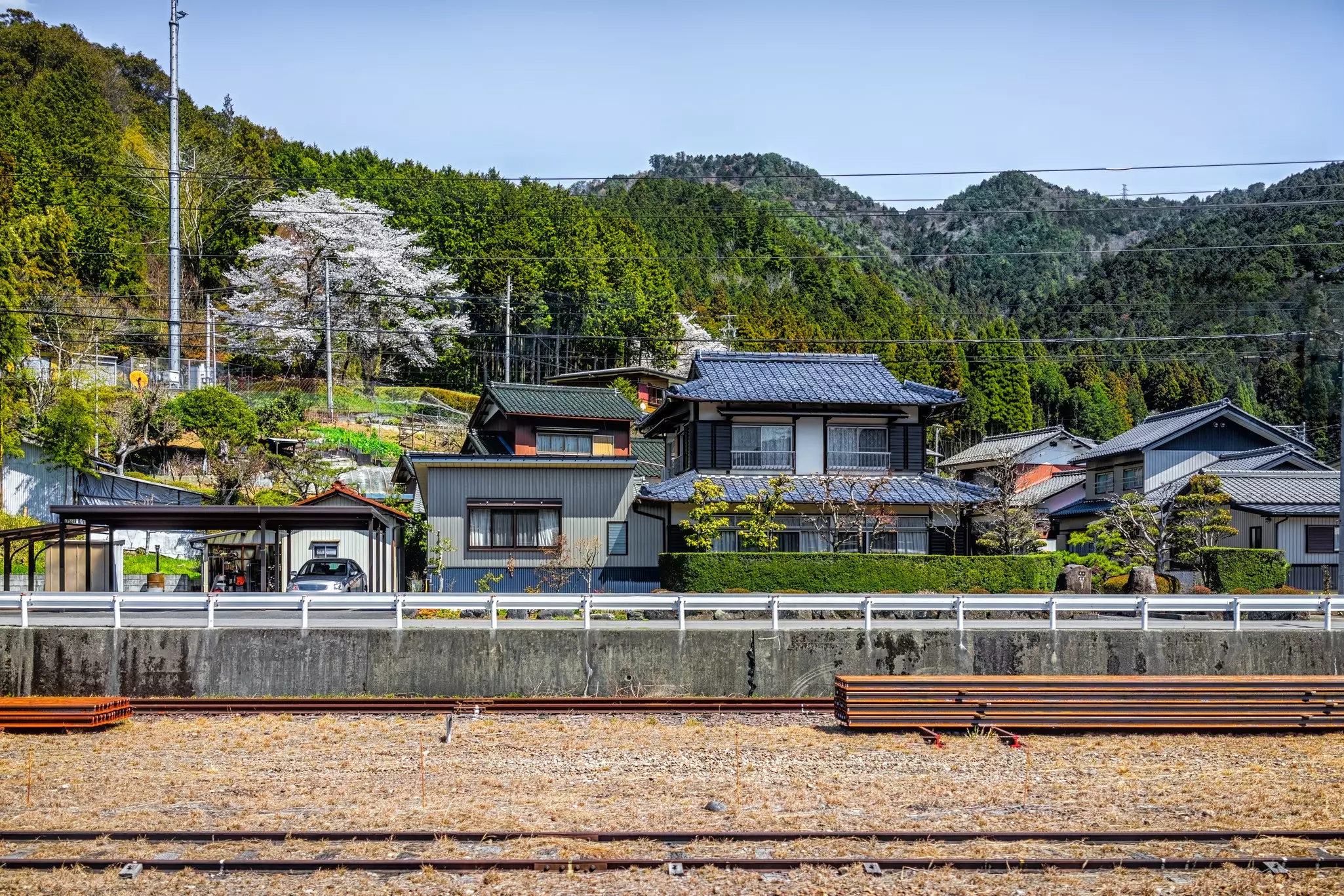 Charming Gero-Onsen, as seen from the train tracks © iStockphoto / Getty Images