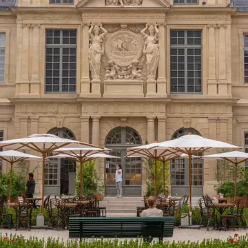 View from the inner courtyard of the Carnavalet Museum facade.