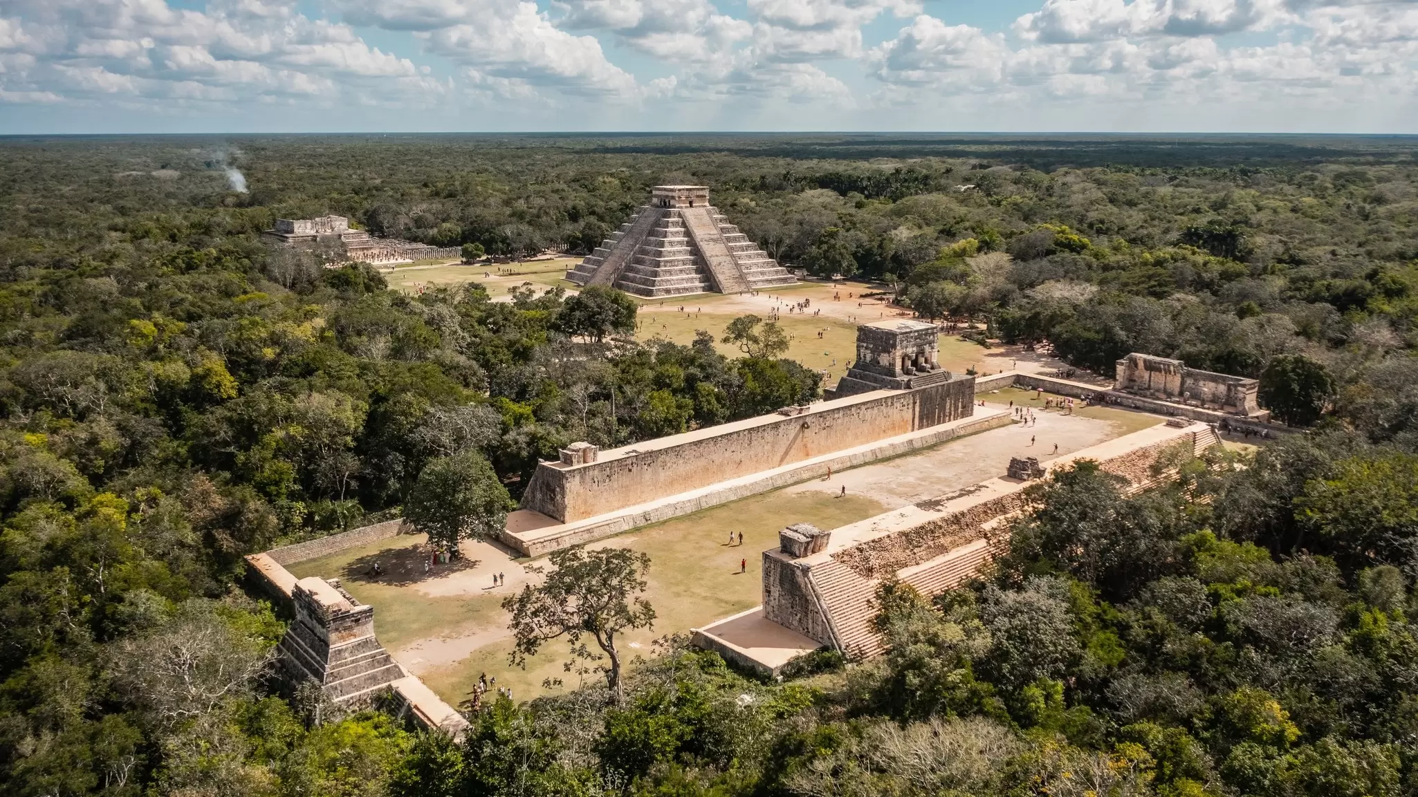 Aerial view of the Chichén Itzá complex in Mexico.