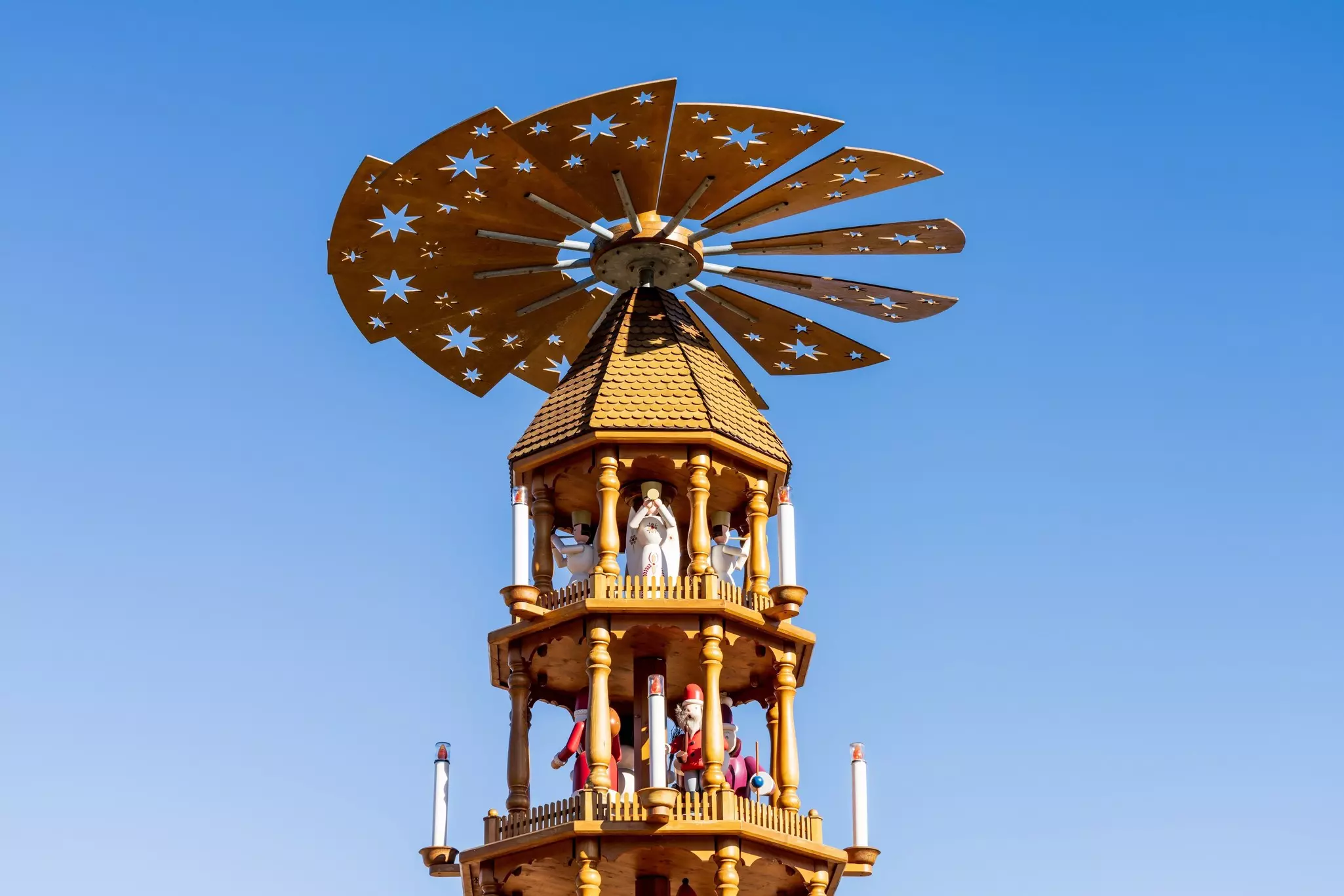 A structure featured tiers of figurines that rotate thanks to a perforated blade on the top of the tower.