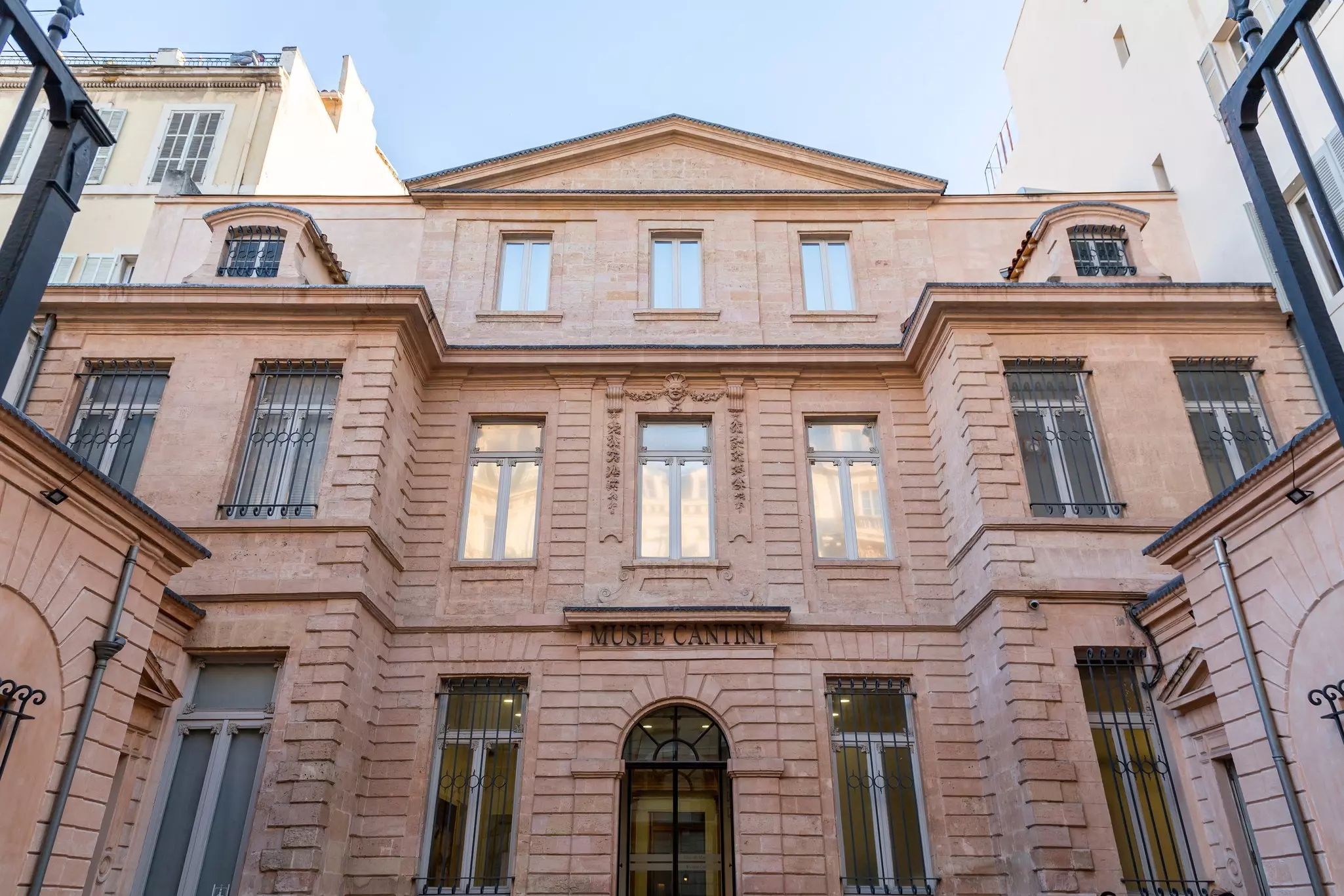A classic building with a sign that says Musée Cantini above the door 