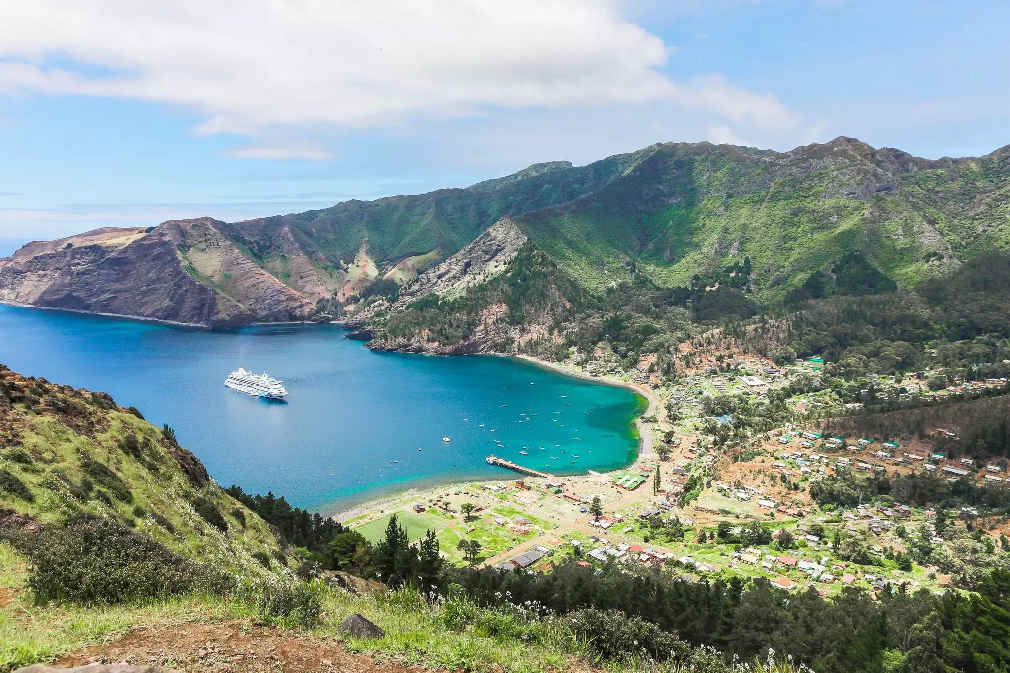 Bahía Cumberland and San Juan Bautista, the only town on Isla Robinson Crusoe. Sarah Spiess/Shutterstock