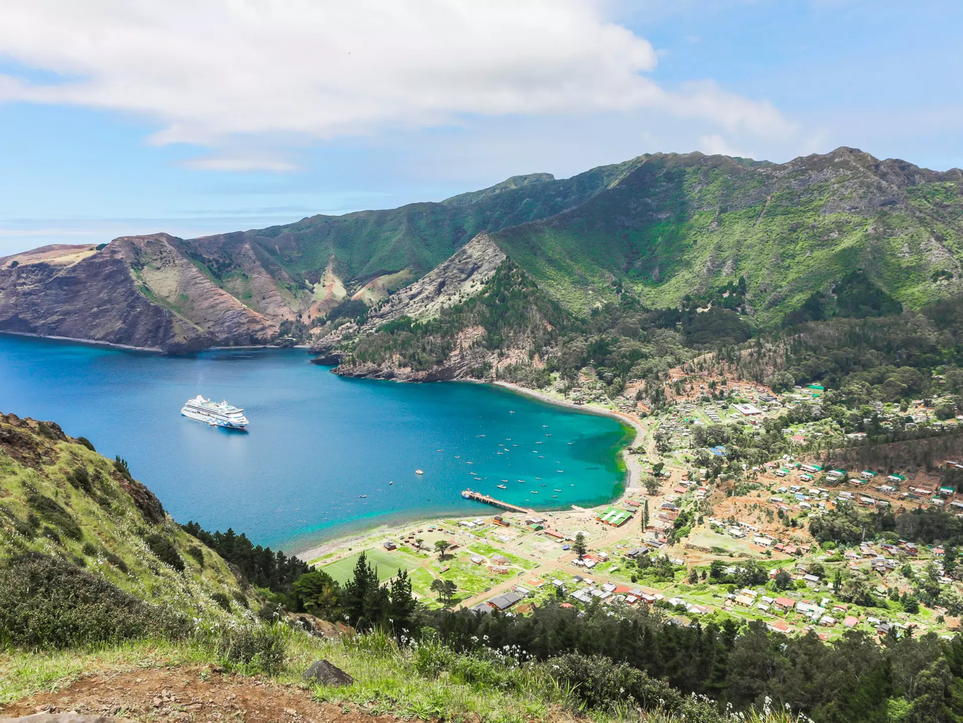 Bahía Cumberland and San Juan Bautista, the only town on Isla Robinson Crusoe. Sarah Spiess/Shutterstock