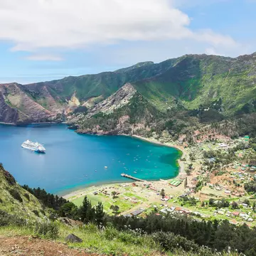 Bahía Cumberland and San Juan Bautista, the only town on Isla Robinson Crusoe. Sarah Spiess/Shutterstock
