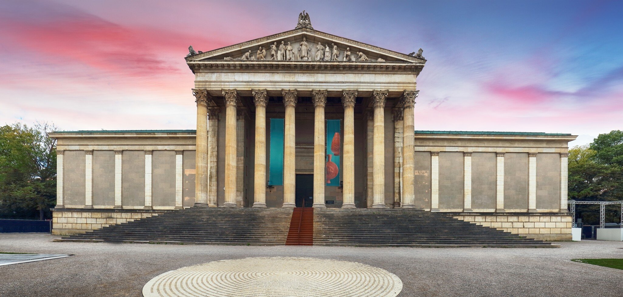 Munich's Staatliche Antikensammlungen, State Collection of Antiques, is housed in a Neoclassical building with Corinthian columns.