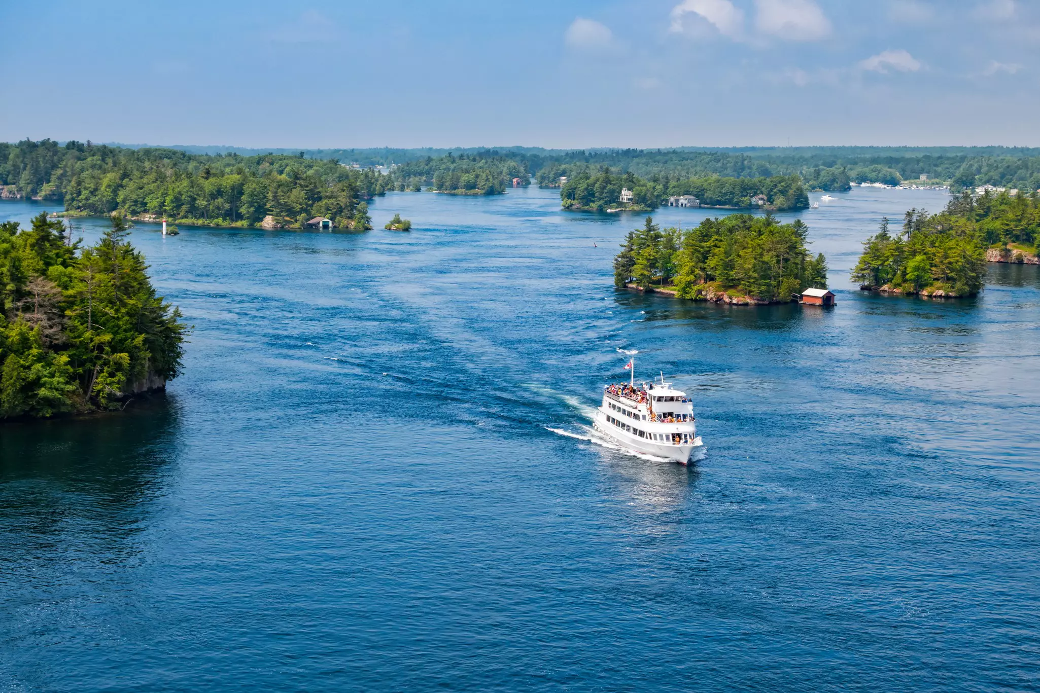 A tour boat passing between islands at Thousand Islands National Park © Getty Images / iStockphoto