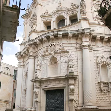 Admiring the exteriors of San Matteo baroque church in Lecce, Italy.