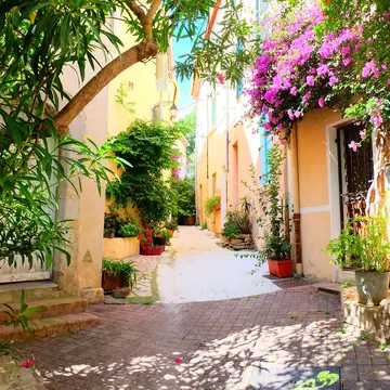 Admire the streets of Hyères. Margarita Hintukainen/Shutterstock