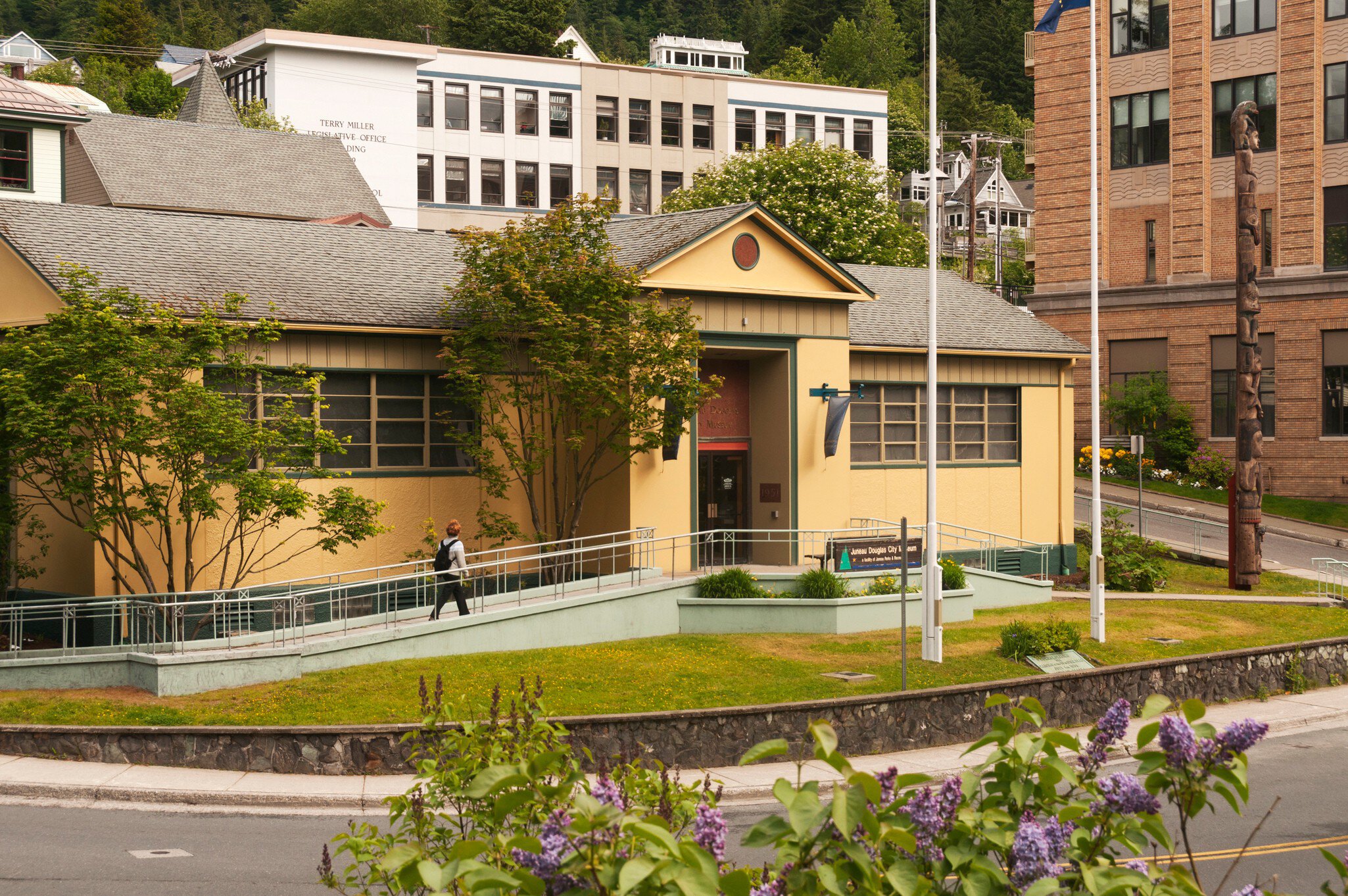 GettyImages-148920981.jpg
Douglas City Museum with woman.
