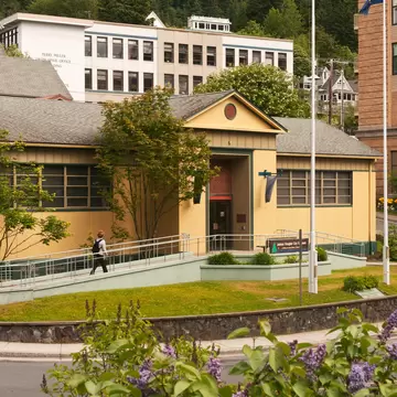 GettyImages-148920981.jpg
Douglas City Museum with woman.