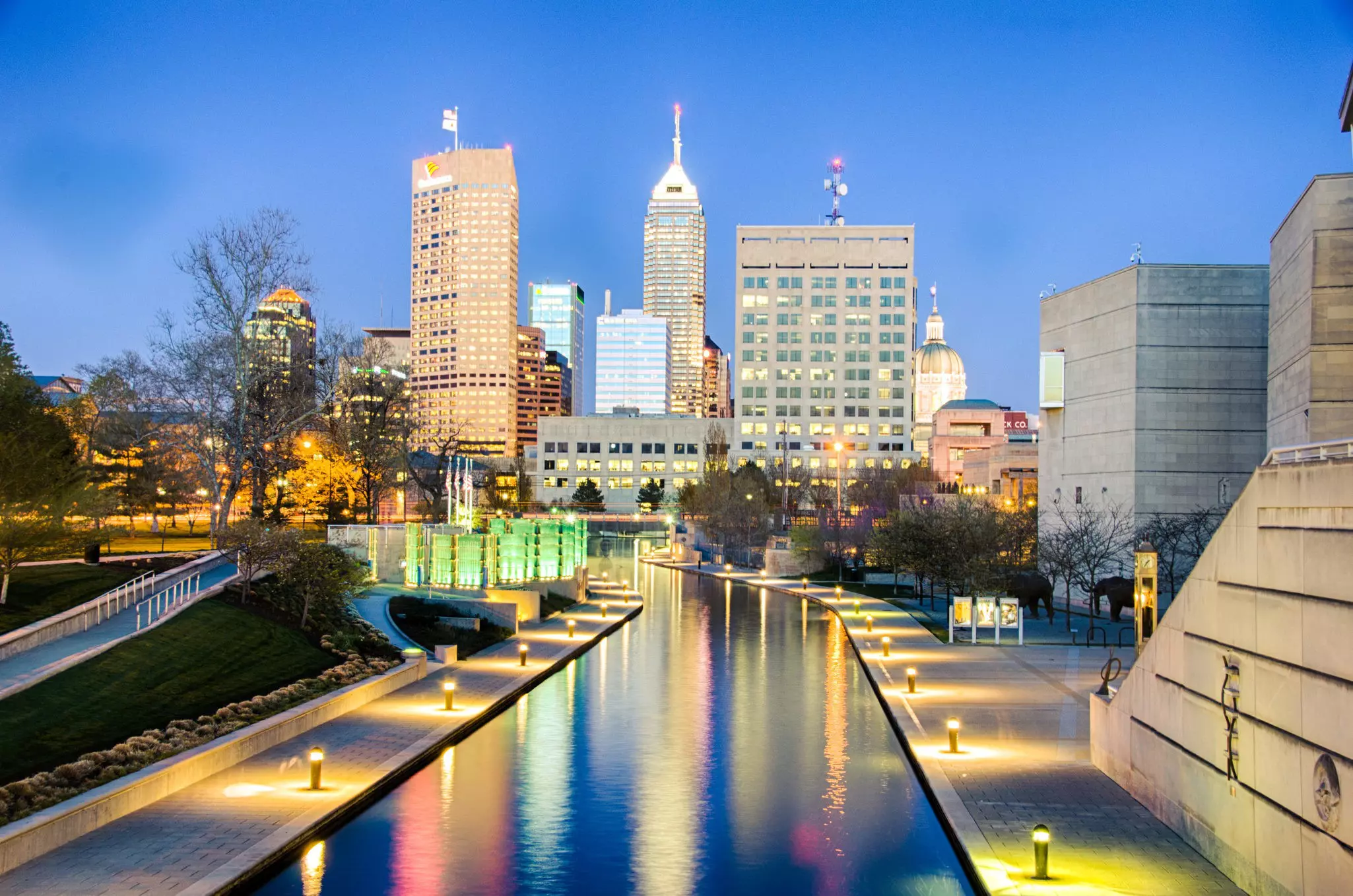Downtown Indianapolis reflecting on the canal at dusk © John J. Miller Photogrpahy / Getty Images