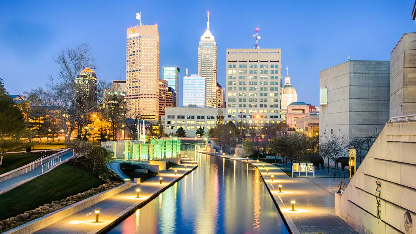 Downtown Indianapolis reflecting on the canal at dusk © John J. Miller Photogrpahy / Getty Images
