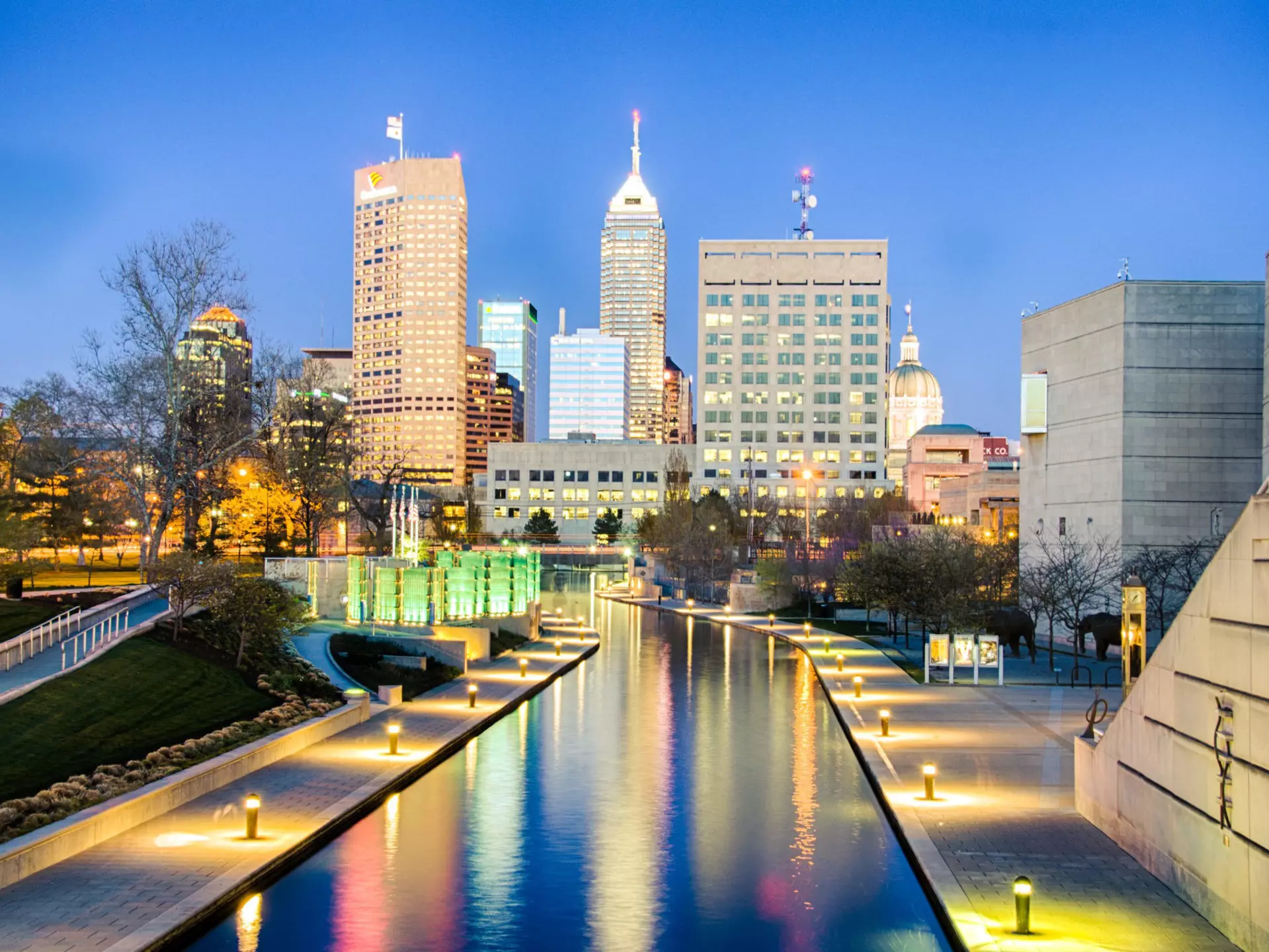 Downtown Indianapolis reflecting on the canal at dusk © John J. Miller Photogrpahy / Getty Images