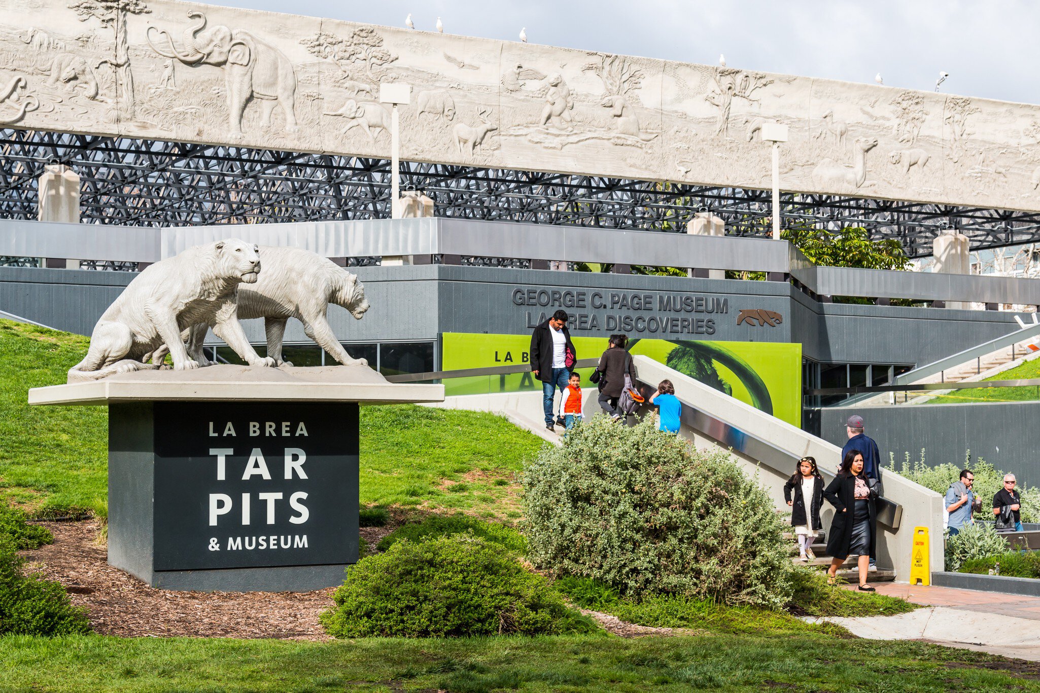 LOS ANGELES, CALIFORNIA - FEBRUARY 19, 2017:  LOS ANGELES, CALIFORNIA - FEBRUARY 19, 2017:  Statue of saber tooth tigers on entrance sign at the La Brea Tar Pits, Ice Age excavation site/museum., License Type: media, Download Time: 2026-08-05T15:15:58.000Z, User: LP_NZhan, Editorial: true, purchase_order: 65050 - Digital Destinations and Articles, job: App Content, client: Lonely Planet App, other: Nadine Zhan 