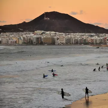 Sunset in Las Palmas de Gran Canaria. Surfers enjoying city beach.  License Type: media  Download Time: 2024-06-24T04:59:25.000Z  User: meg3348277  Is Editorial: No  purchase_order: 56530