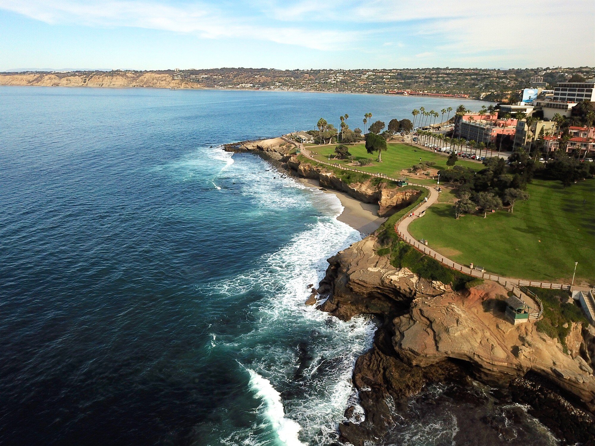 beach & wave, blue and green It is a hilly seaside of curving coastline along the Pacific
974460772
la jolla cove, cliffs, us, water blue, waves water