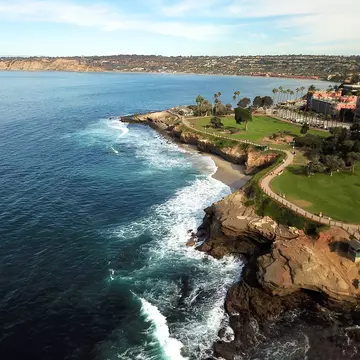 beach & wave, blue and green It is a hilly seaside of curving coastline along the Pacific
974460772
la jolla cove, cliffs, us, water blue, waves water