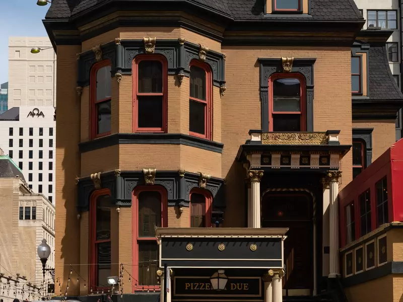 Exterior of the Pizzeria Due, open since 1955, in downtown Chicago, Illinois, USA
