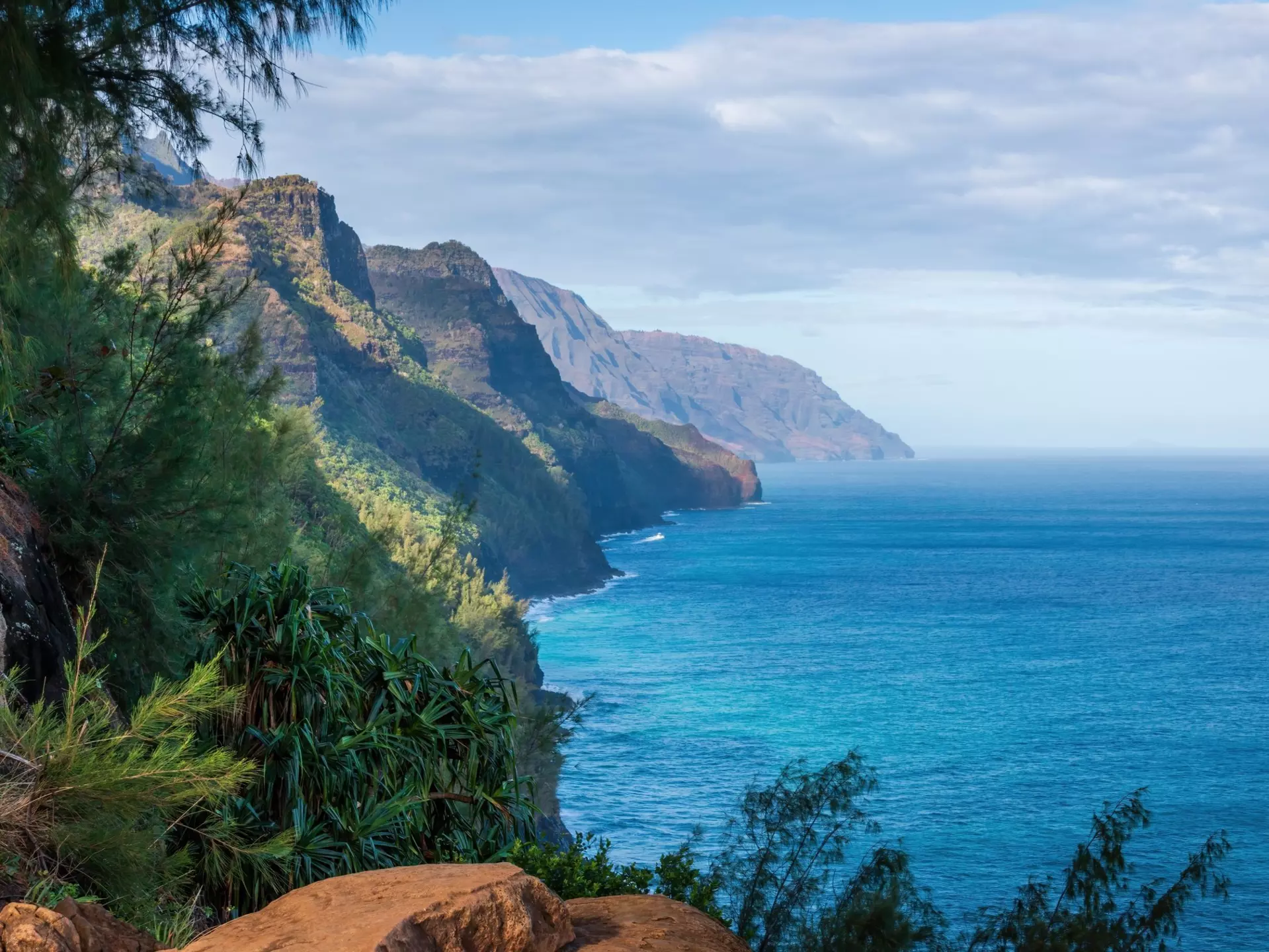 The Nāpali Coast of Kauaʻi, Hawai‘i. A. Emson/Shutterstock