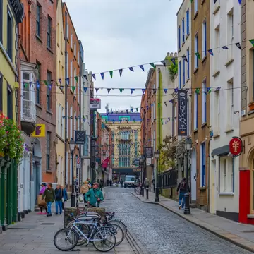 Colorful shops and restaurants line the cobbled Eustace Street in Dublin. 