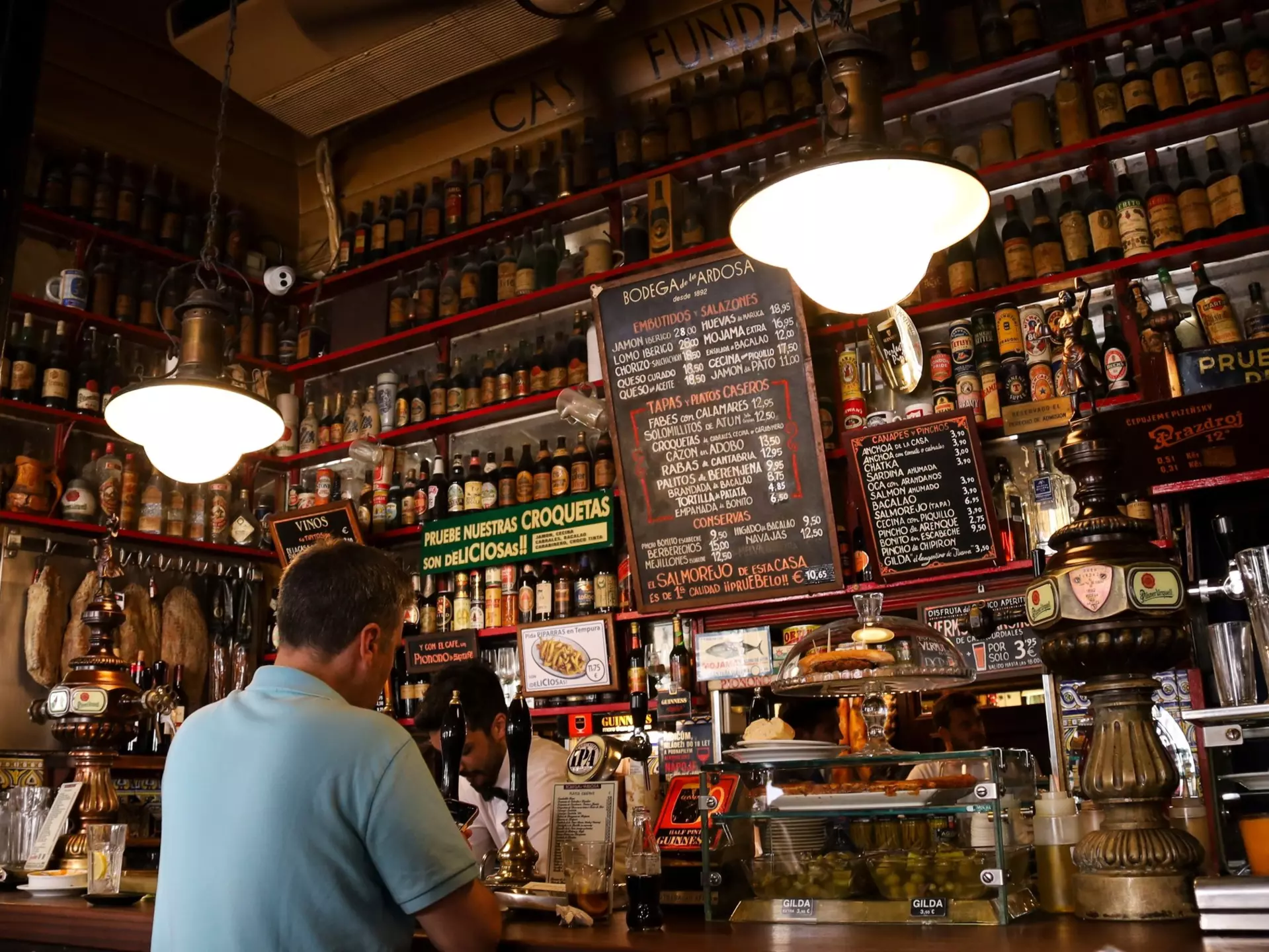 Inside Bodega de la Ardosa. Sonia Bonet/Shutterstock