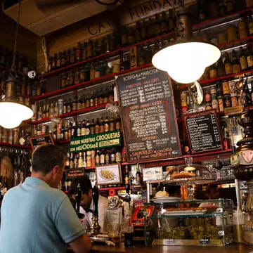 Inside Bodega de la Ardosa. Sonia Bonet/Shutterstock