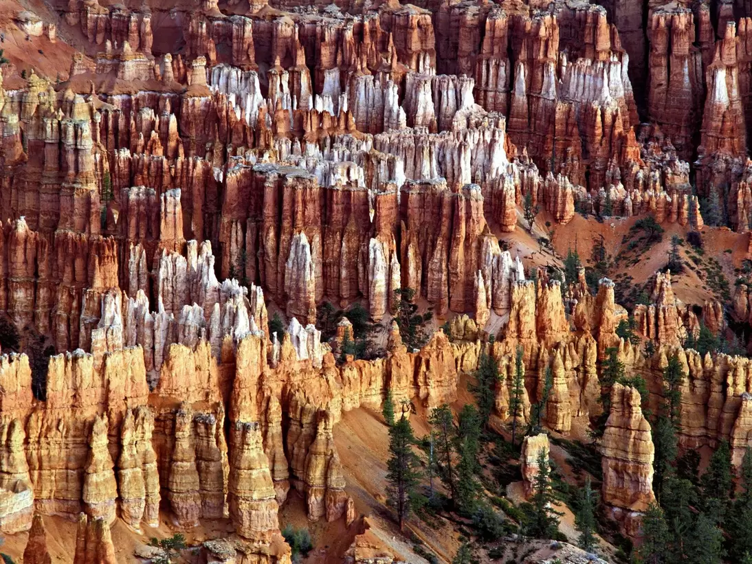 HOODOS, PINNACLES AND SPORES, DIFFERENTIAL EROSION. LIMESTONE SEDIMENTARY ROCK. BRYCE CANYON, UTAH. BRYCE POINT
