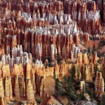 HOODOS, PINNACLES AND SPORES, DIFFERENTIAL EROSION. LIMESTONE SEDIMENTARY ROCK. BRYCE CANYON, UTAH. BRYCE POINT