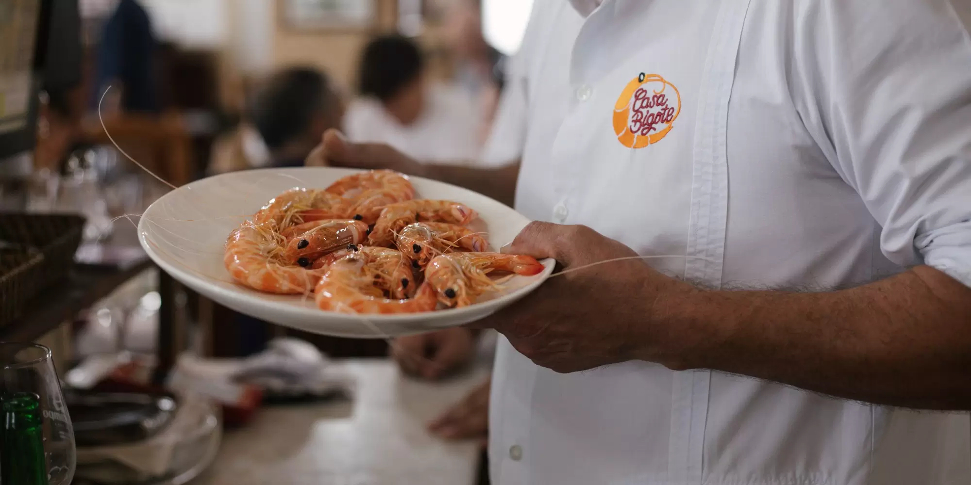 TURESPAÑA
Casa Bigote, Sanlucar de Barrameda, Spain. Sept 2026. Waiter holding a dish of shrimps