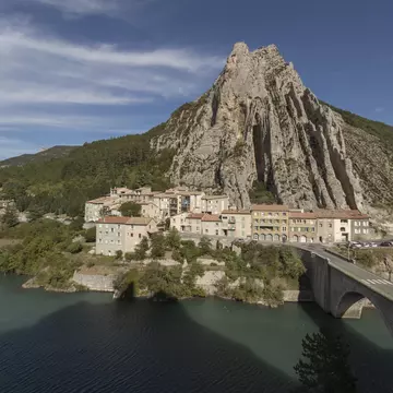 Lonely Planet Magazine, Issue 114, June 2018, France, Route Napoleon
The Durance River flows through the town of Sisteron.