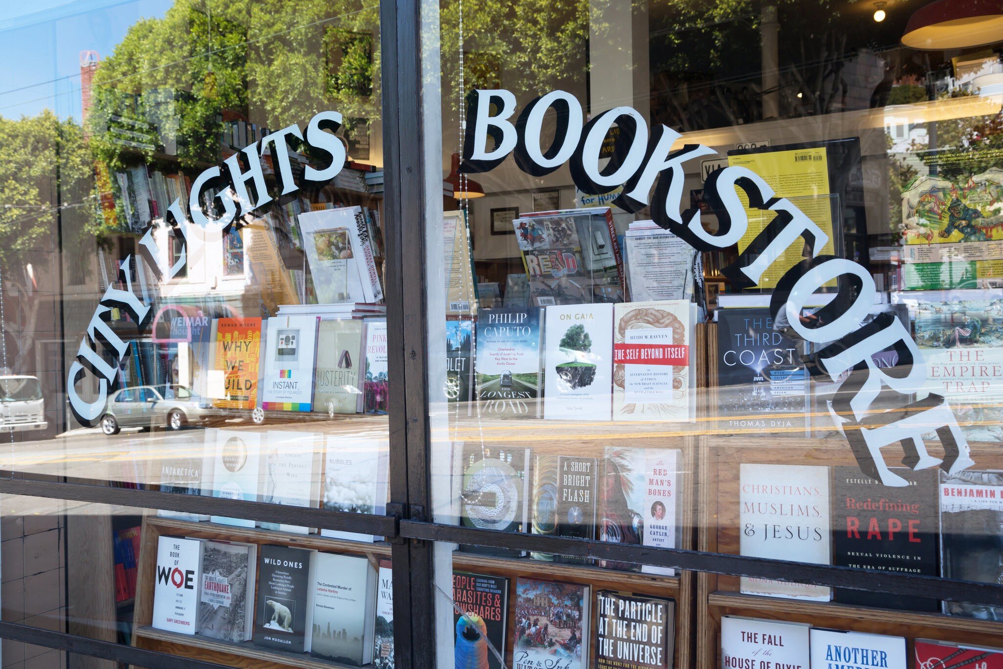 The window of the City Lights Bookstore from outside © Manakin / Getty Images