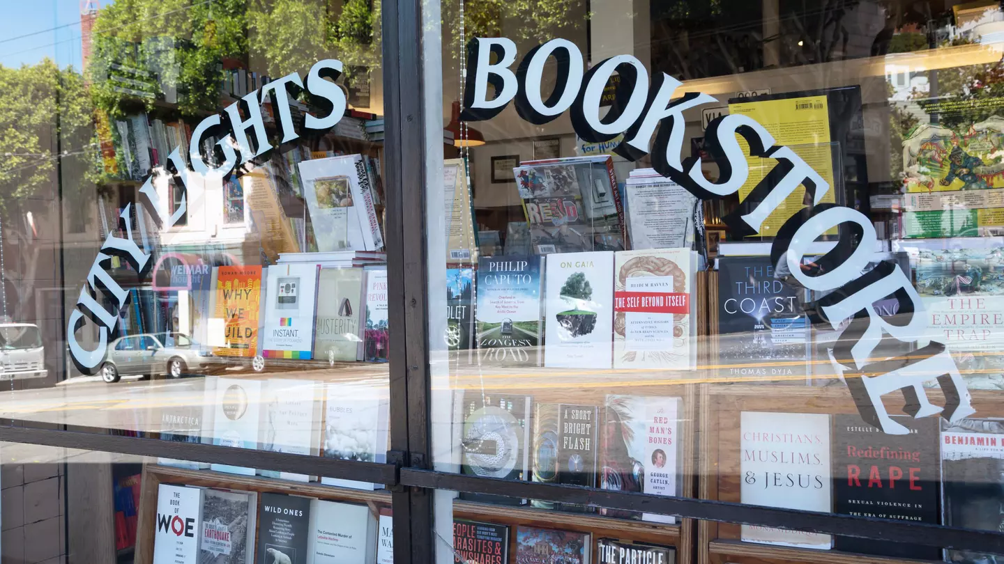 The window of the City Lights Bookstore from outside © Manakin / Getty Images
