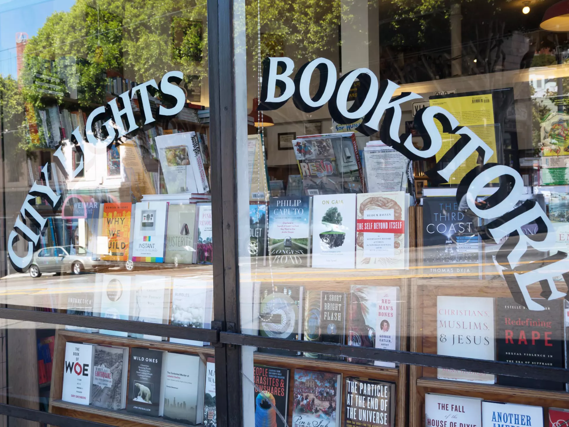The window of the City Lights Bookstore from outside © Manakin / Getty Images