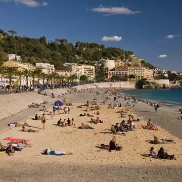 Plage Publique des Ponchettes and promenade adjacent to Quai des Etats-Unis.