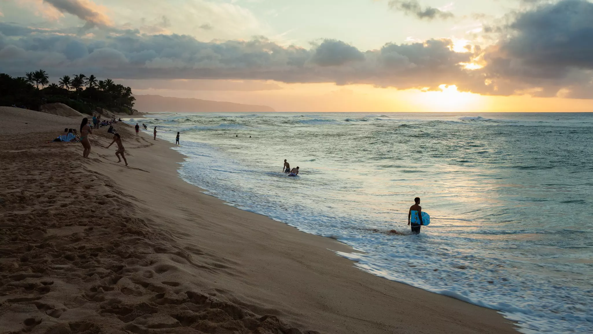 Join the sunset swimmers at Sunset Beach on Oʻahu's North Shore © JJM Photography / Shutterstock