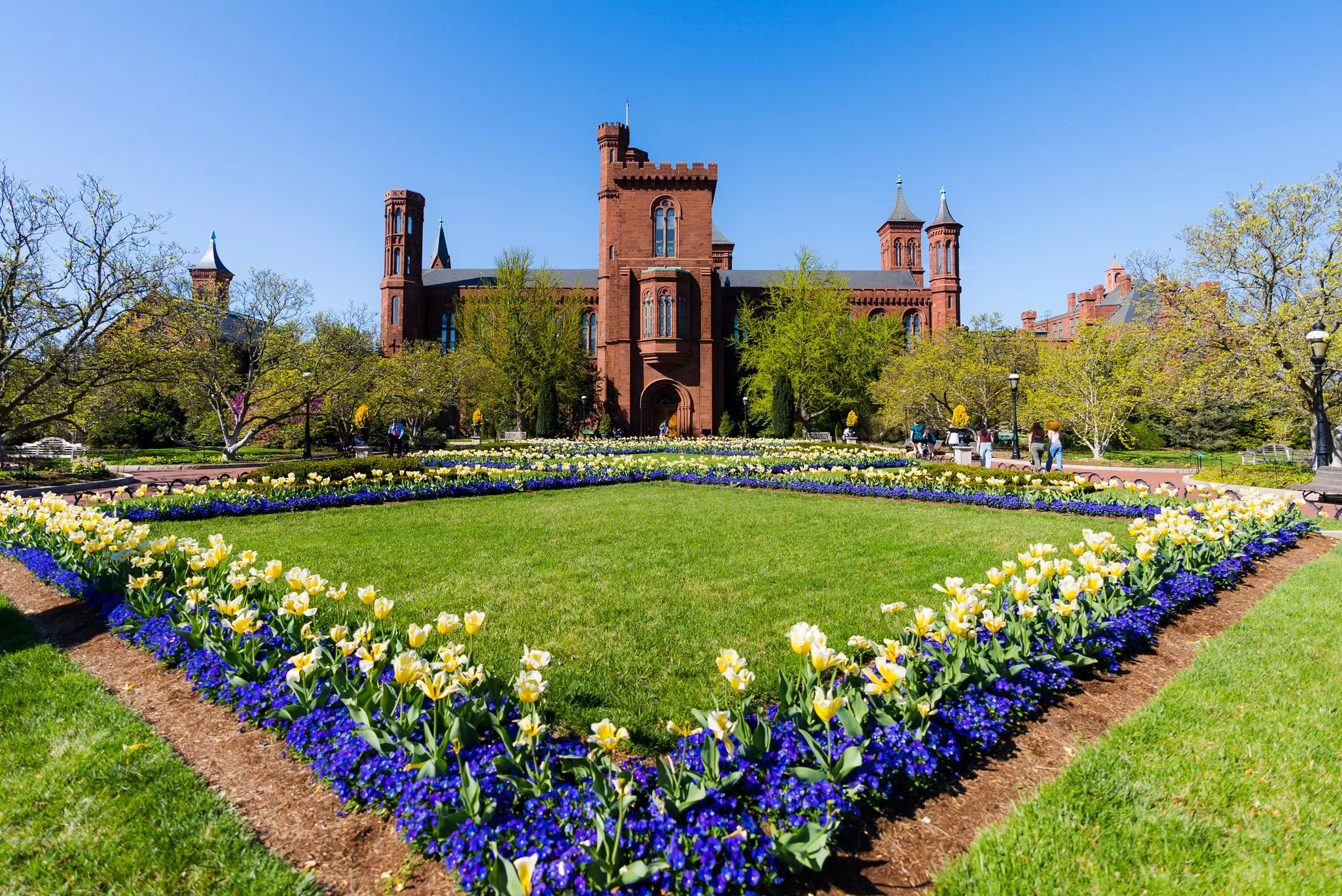 The Enid Haupt Garden is a meticulously designed formal garden located in the heart of the Smithsonian complex  © Courtesy of Destination DC