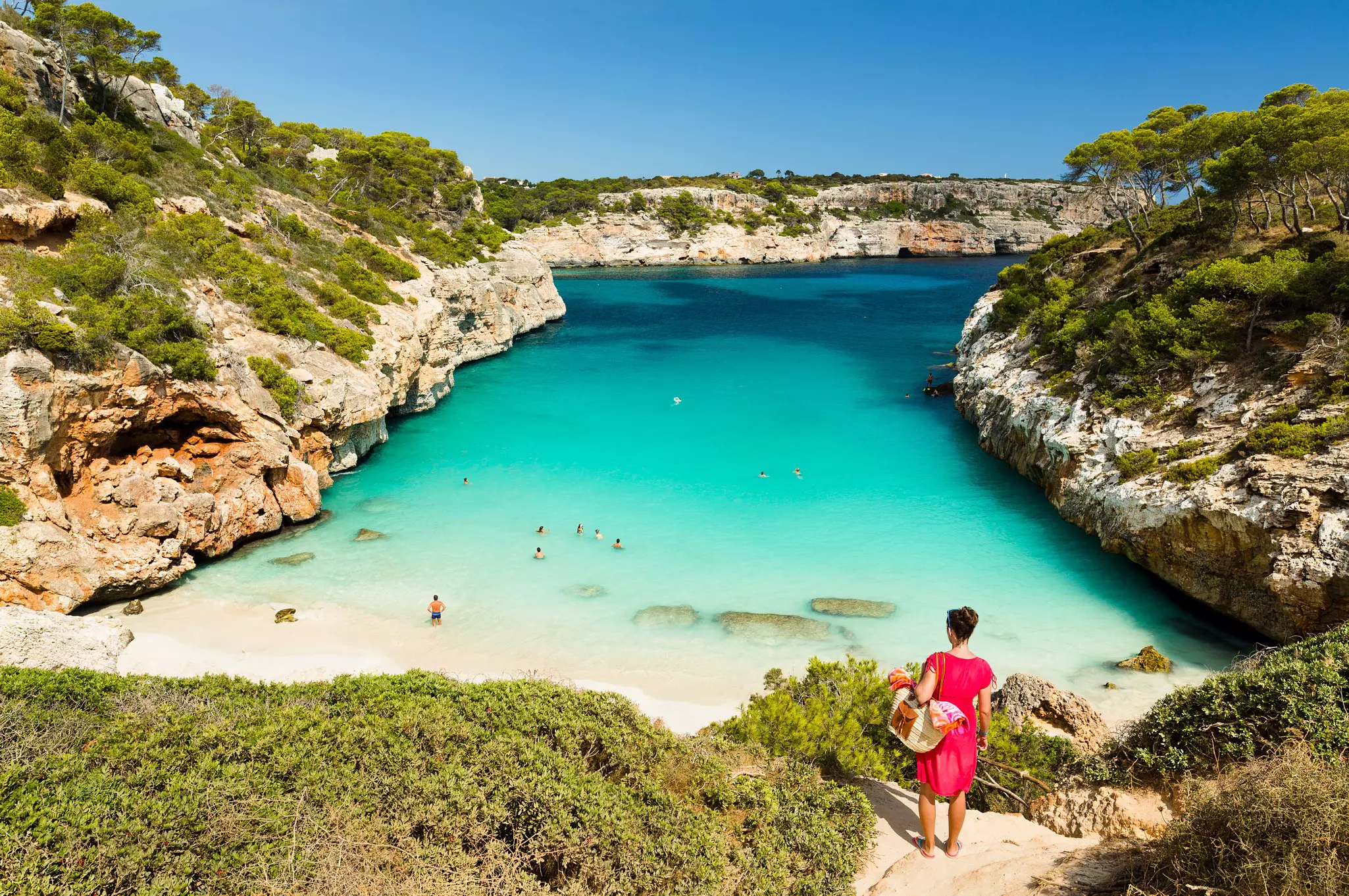 Spend a day with your friends at Calo des Moro in Mallorca © ellobo1 / Getty Images / iStockphoto